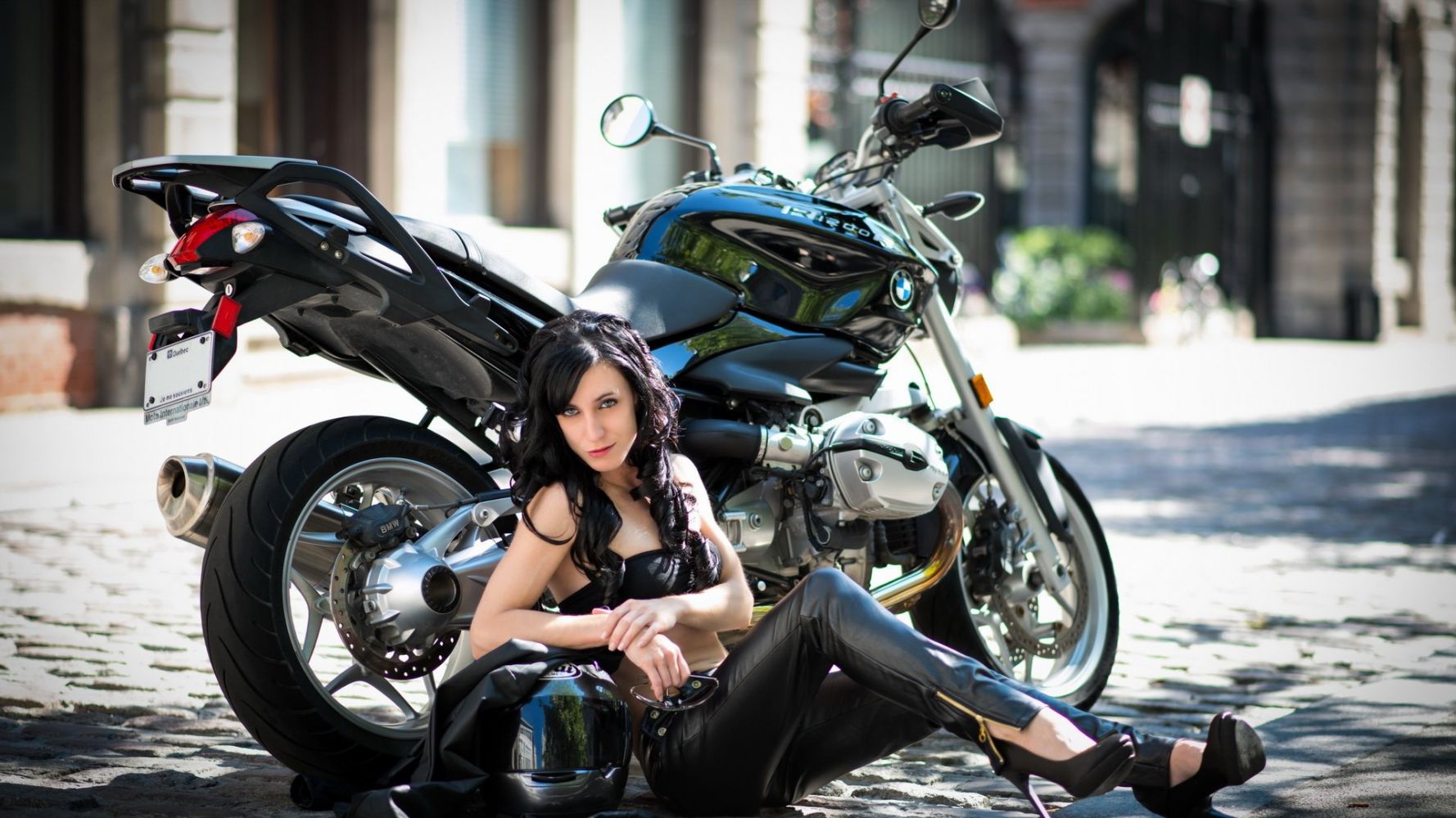 Fresh photos, fresh mood — European women on bikes online in Stockholm