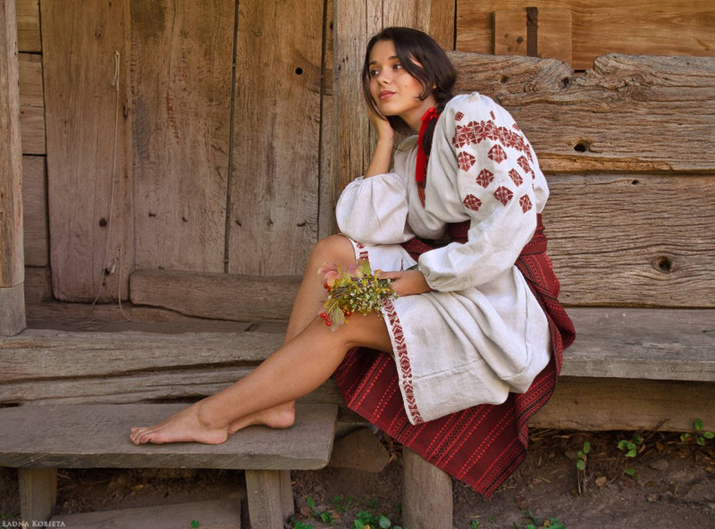 Fresh photos, fresh mood — Women in Slavic costumes online in Stockholm