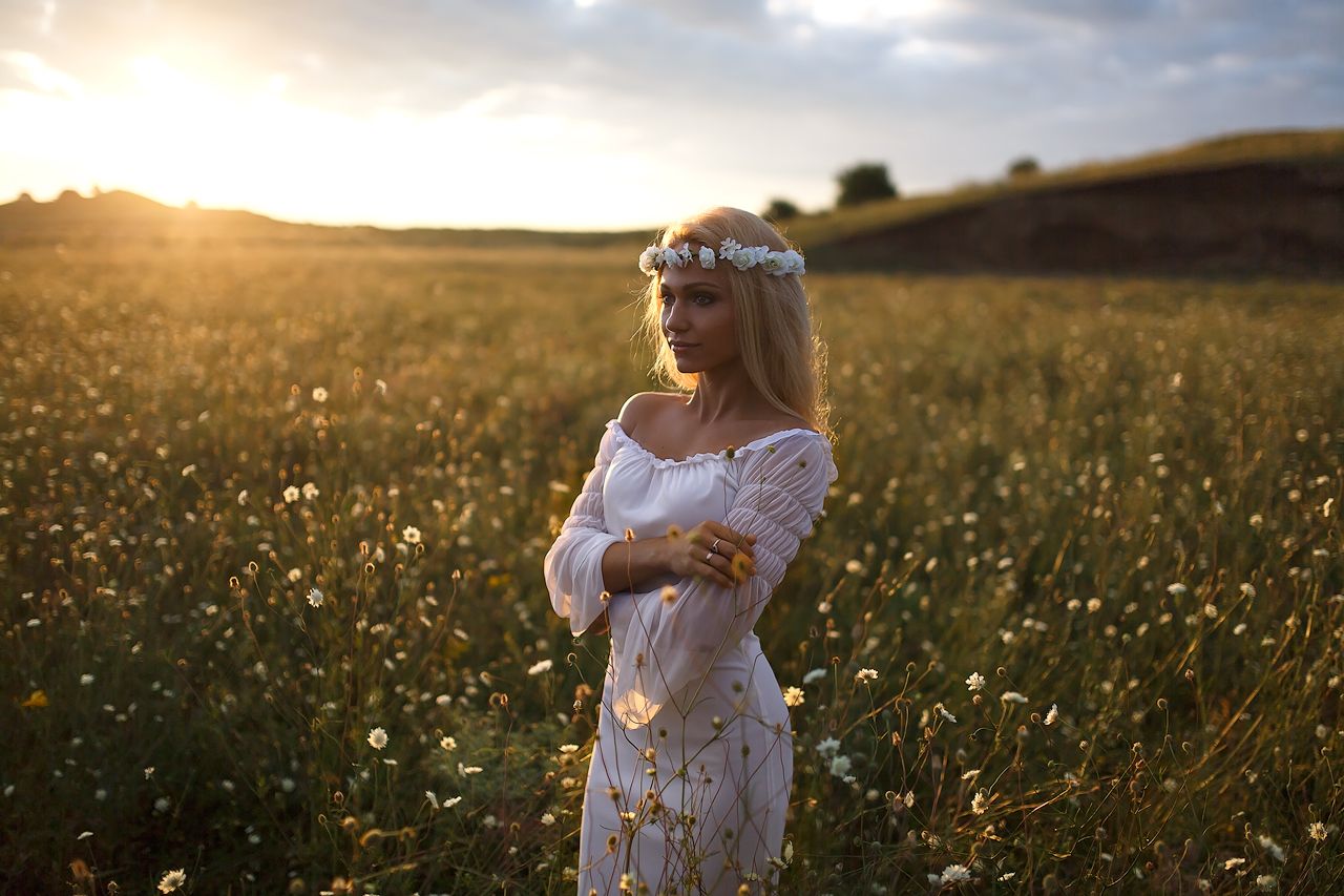 Girls in Slavic costumes in Stockholm